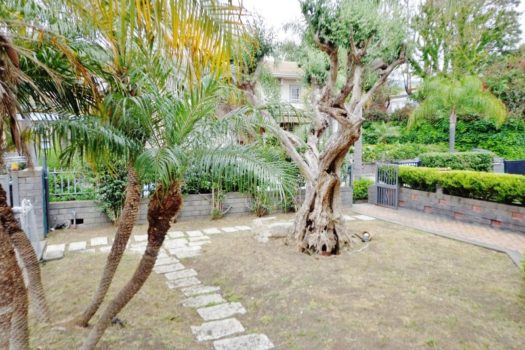 Graziosa villetta angolare accessioriata con ampi spazi esterni