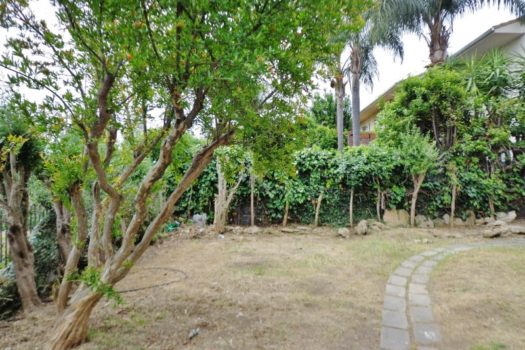 Graziosa villetta angolare accessioriata con ampi spazi esterni