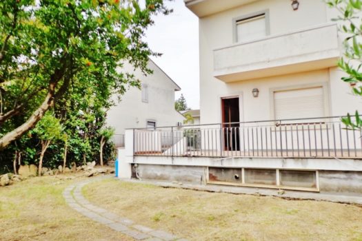 Graziosa villetta angolare accessioriata con ampi spazi esterni