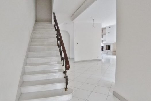 Graziosa villetta angolare accessioriata con ampi spazi esterni