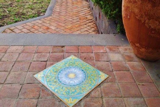 Graziosa villetta angolare accessioriata con ampi spazi esterni