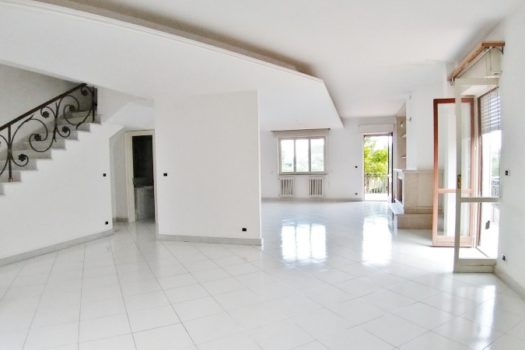 Graziosa villetta angolare accessioriata con ampi spazi esterni