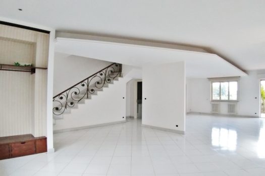 Graziosa villetta angolare accessioriata con ampi spazi esterni