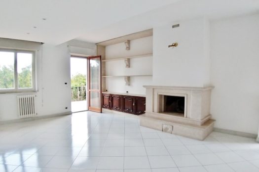 Graziosa villetta angolare accessioriata con ampi spazi esterni