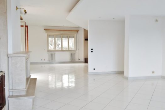 Graziosa villetta angolare accessioriata con ampi spazi esterni