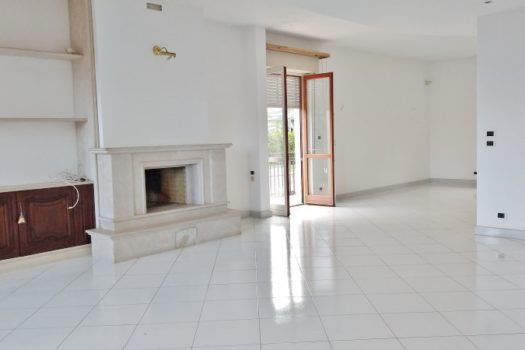 Graziosa villetta angolare accessioriata con ampi spazi esterni