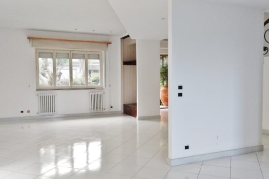 Graziosa villetta angolare accessioriata con ampi spazi esterni