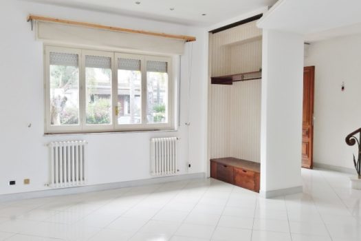 Graziosa villetta angolare accessioriata con ampi spazi esterni