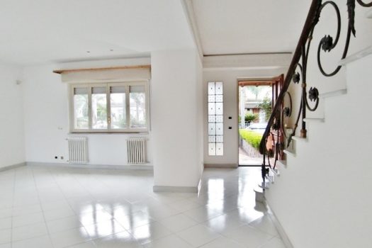 Graziosa villetta angolare accessioriata con ampi spazi esterni