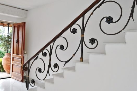 Graziosa villetta angolare accessioriata con ampi spazi esterni