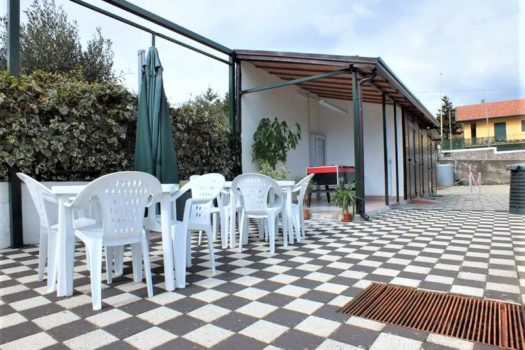 Impianto sportivo con 2 campi di calcetto uno polifunzionale angolo bar e ampio parcheggio privato