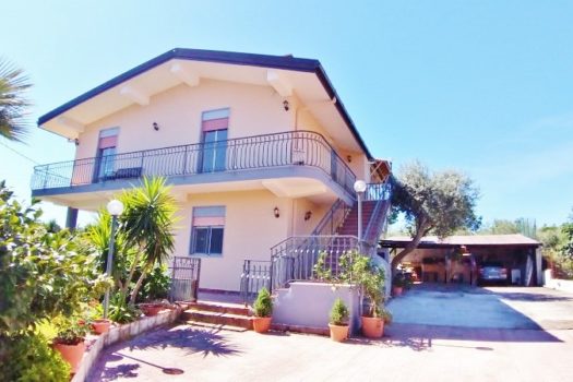 2 Appartamenti in villa con ampio spazio esterno