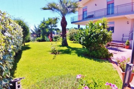 2 Appartamenti in villa con ampio spazio esterno