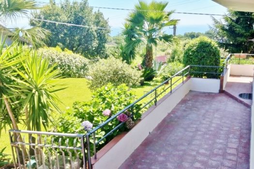 2 Appartamenti in villa con ampio spazio esterno