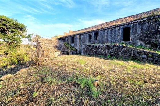 Terreno con splendido casale con progetto approvato più villino con dependance a 800 mt dal mare