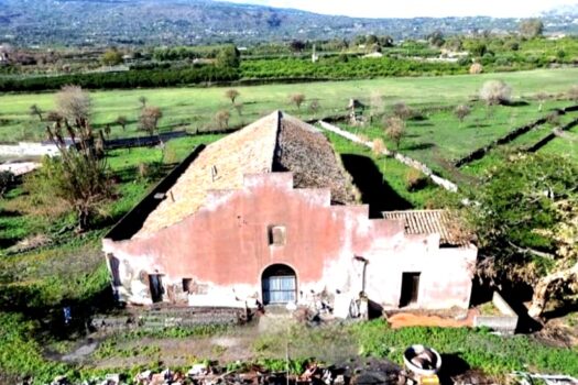 Terreno con splendido casale con progetto approvato più villino con dependance a 800 mt dal mare