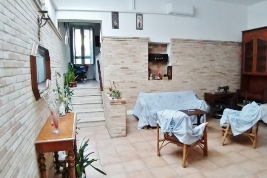 Graziosa casa indipendente totalmente ristrutturata con 300 mq di giardino