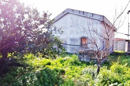 Terreno con splendido casale con progetto approvato più villino con dependance a 800 mt dal mare