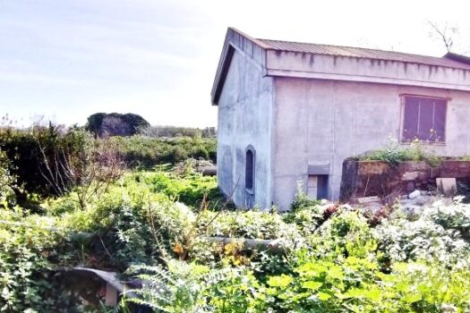 Terreno con splendido casale con progetto approvato più villino con dependance a 800 mt dal mare