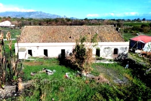 Terreno con splendido casale con progetto approvato più villino con dependance a 800 mt dal mare