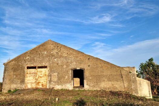 Terreno con splendido casale con progetto approvato più villino con dependance a 800 mt dal mare