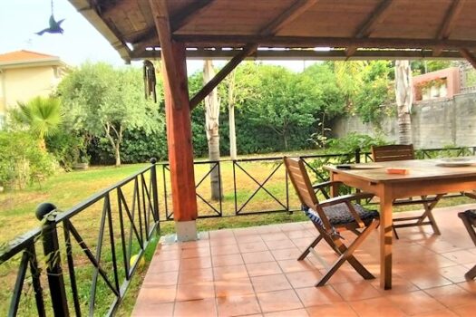 Grazioso bivani con spendido giardino con gazebo dotato di angolo cottura e barbeque