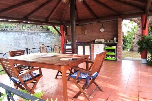 Grazioso bivani con spendido giardino con gazebo dotato di angolo cottura e barbeque