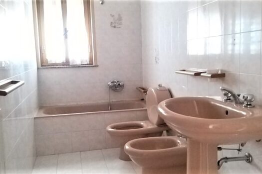 Appartamento con terrazza sovrastante vicino ai caselli