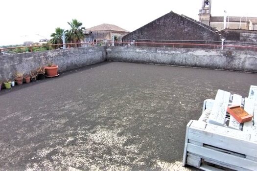 Appartamento con terrazza sovrastante vicino ai caselli