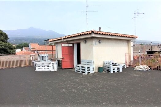 Appartamento con terrazza sovrastante vicino ai caselli