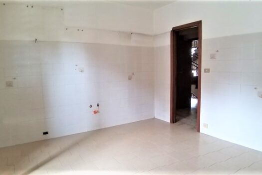 Appartamento con terrazza sovrastante vicino ai caselli