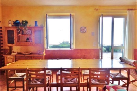 Panoramico villino con ampio terreno vicino il Castagno dei cento cavalli