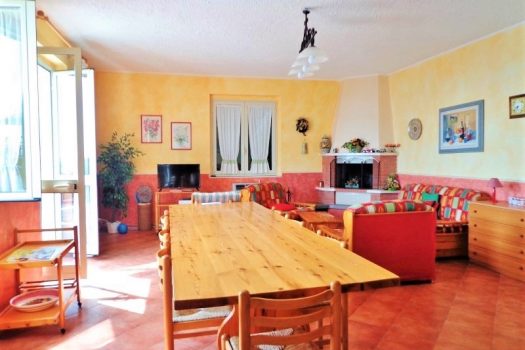 Panoramico villino con ampio terreno vicino il Castagno dei cento cavalli