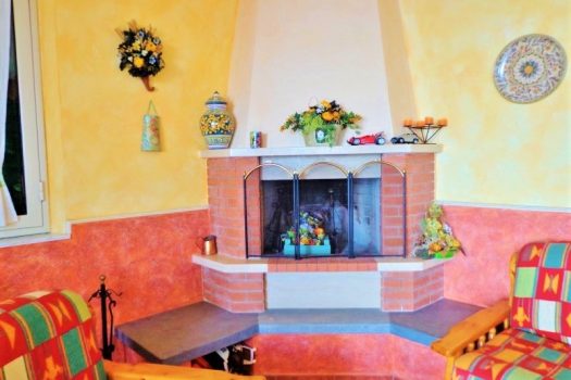 Panoramico villino con ampio terreno vicino il Castagno dei cento cavalli