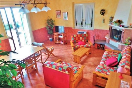 Panoramico villino con ampio terreno vicino il Castagno dei cento cavalli