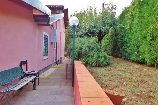 Panoramico villino con ampio terreno vicino il Castagno dei cento cavalli