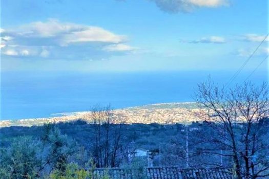 Panoramico villino con ampio terreno vicino il Castagno dei cento cavalli