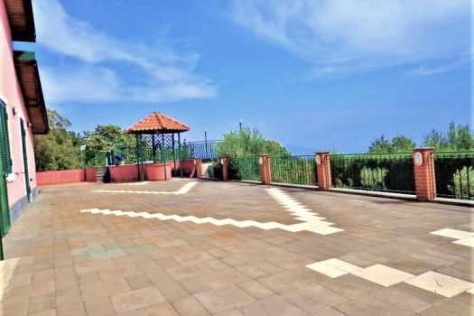 Panoramico villino con ampio terreno vicino il Castagno dei cento cavalli