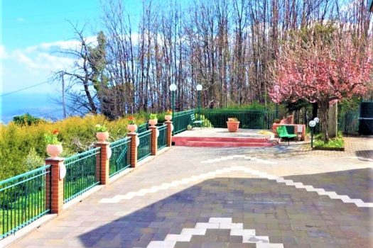 Panoramico villino con ampio terreno vicino il Castagno dei cento cavalli