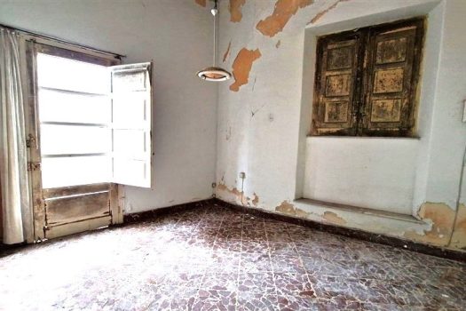 Interessante immobile indipendente da ristrutturare al centro del paese