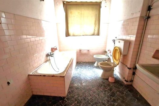 Interessante immobile indipendente da ristrutturare al centro del paese