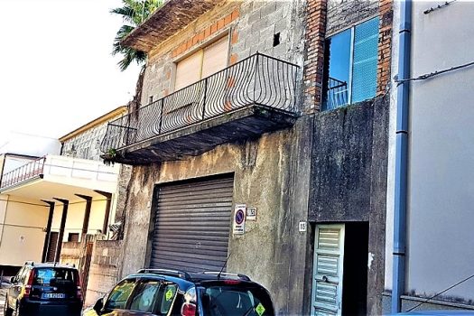 Interessante immobile indipendente da ristrutturare al centro del paese