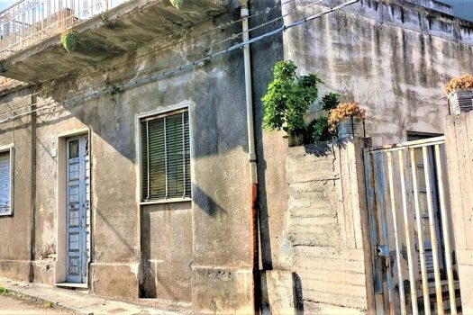 Interessante immobile indipendente da ristrutturare al centro del paese