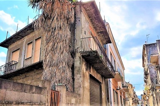 Interessante immobile indipendente da ristrutturare al centro del paese