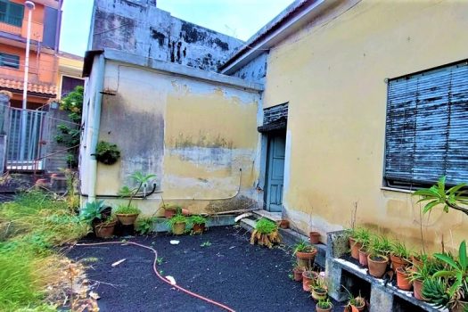 Interessante immobile indipendente da ristrutturare al centro del paese