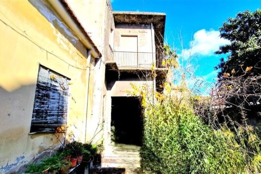 Interessante immobile indipendente da ristrutturare al centro del paese