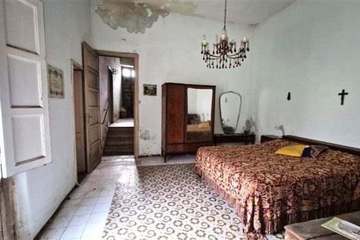 Interessante immobile indipendente da ristrutturare al centro del paese