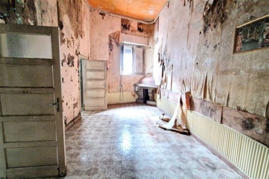 Interessante immobile indipendente da ristrutturare al centro del paese