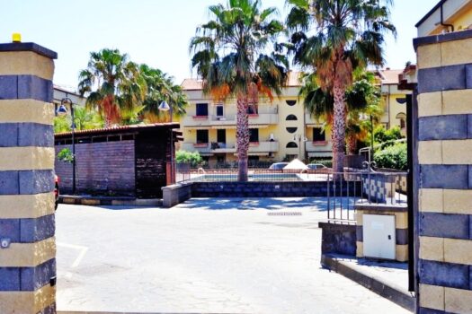 Grazioso bivani con garage all’interno di un residence con piscina a 50 mt dal mare