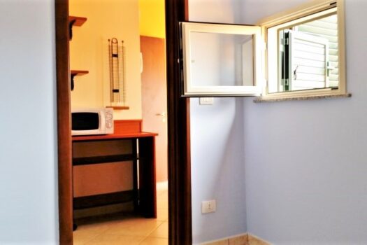 Graziosa mansardina arredata in residence con piscina a 50 mt dal mare